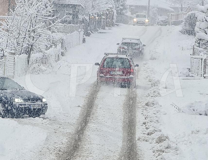 ДОБОЈ, 4. ЈАНУАРА /СРНА/ - Главни путни правци на подручју Добоја, Станара и Теслића су проходни, а зимске службе уклањају снијег који пада.