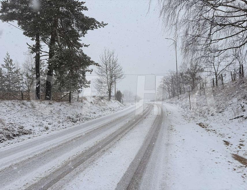 ИСТОЧНО САРАЈЕВО, 4. ЈАНУАРА /СРНА/ - Сви путеви на подручју Сарајевско-романијске и Горњодринске регије су проходни, снијег се редовно чисти и не ствара проблеме у саобраћају, изјавио је Срни технички директор предузећа "Романијапутеви" Драган Булошчић.