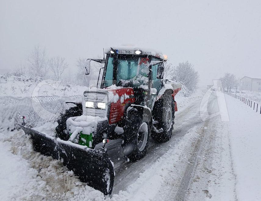 БИЈЕЉИНА, 4. ЈАНУАРА /СРНА/ - У Бијељини је за два сата формиран сњежни покривач од 15 центиметара, а екипе које раде на чишћењу путева уклањају снијег и посипају коловозе, рекао је Срни Ристо Митровић, власник фирме 3Д, задужене за зимско одржавање у граду.