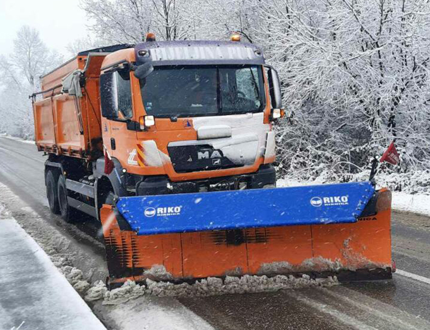 БИЈЕЉИНА, 4. ЈАНУАРА /СРНА/ - На путевима у регији Семберије, Мајевице и Посавине успостављена је и одржава се проходност саобраћаја који се одвија отежано и успорено због снијега којег има на коловозу и који од раног јутра интензивно пада, рекао је Срни директор предузећа "Бијељина пут" Немања Ђаковић.