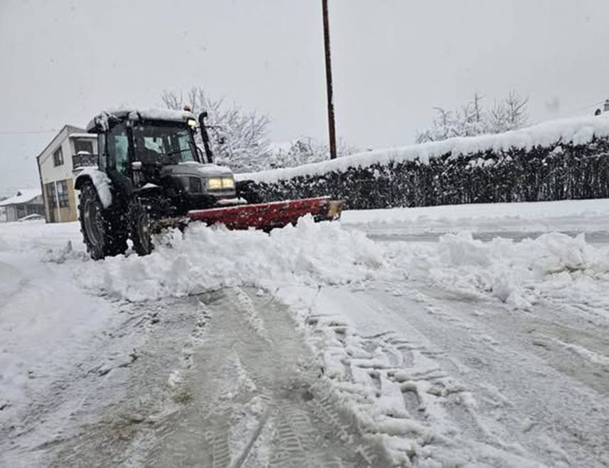 УГЉЕВИК, 4. ЈАНУАРА /СРНА/ - Висина снијега на подручју Угљевика достиже 20 центиметара, а на чишћењу путева ангажовано је 20 машина, саопштено је из локалне управе.