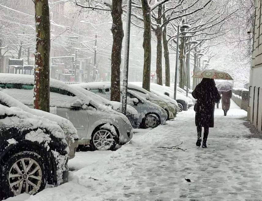 БЕОГРАД, 5. ЈАНУАРА /СРНА/ - У Србији ће данас бити хладно и претежно облачно са снијегом, а понегдје са кишом која ће се ледити при тлу.