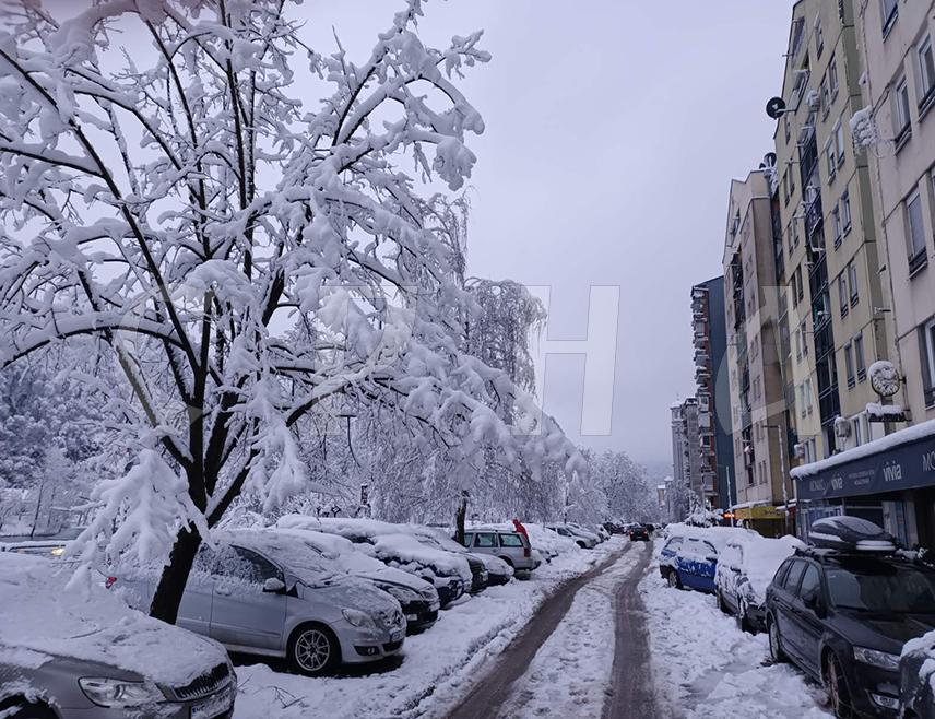 ЗВОРНИК, 5. ЈАНУАРА /СРНА/ - Сви магистрални и регионални путеви на подручју регије Бирач су проходни, али је због снијега отежан саобраћај на подручју ове регије, посебно на превојима Хан Поглед, Црни врх, као и на путним правцима Власеница, Шековићи и Скелани, саопштено је данас из предузећа "Зворникпутеви".