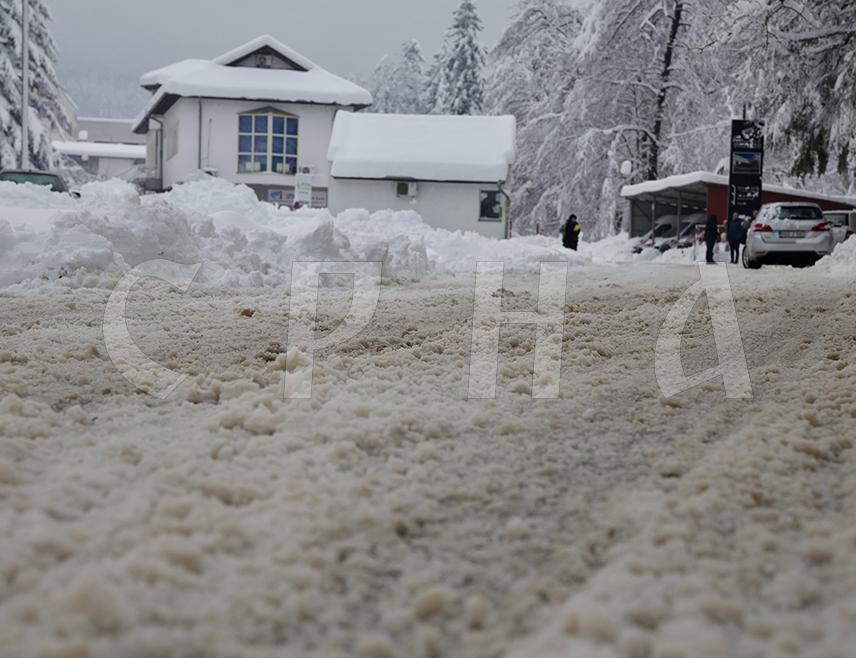 ИСТОЧНА ИЛИЏА, 5. ЈАНУАРА /СРНА/ – Путеви на подручју општине Источна Илиџа, укључујући и прилазе Болници "Србија", јутрос нису били очишћени, што је изазвало колапс у саобраћају и отежало кретање возила.