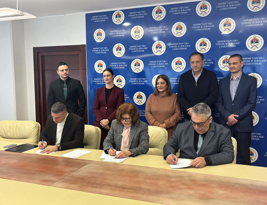БАЊАЛУКА, 5. ЈАНУАРА /СРНА/ - Колективни уговор за запослене у области локалне самоуправе, којим ће плате запосленима у локалним заједницама бити повећане за најмање 10 одсто, потписан је данас у Бањалуци.