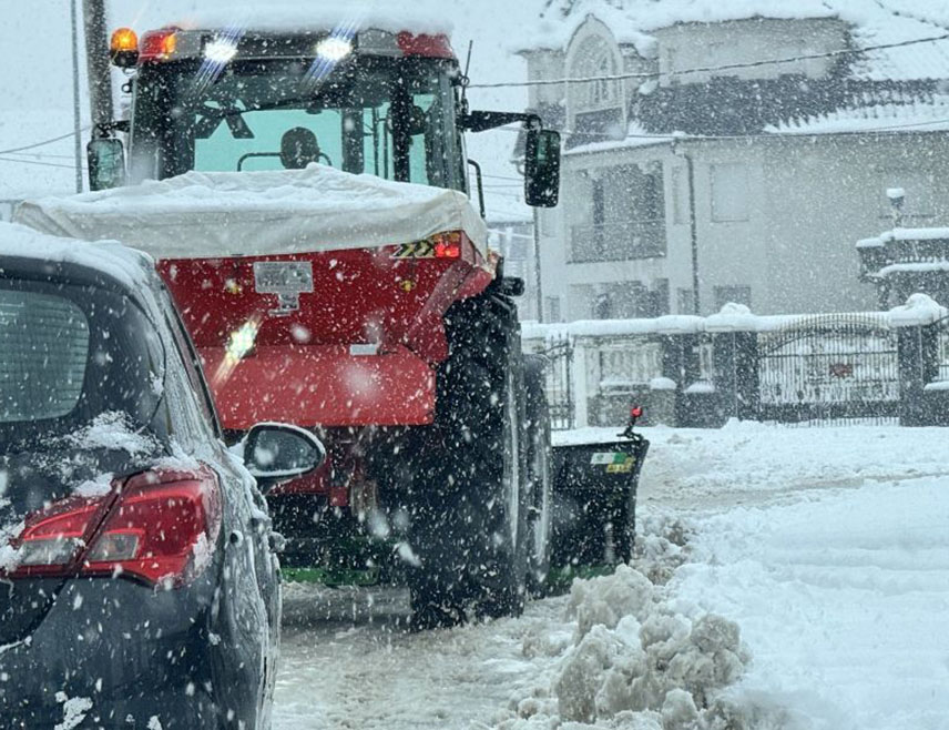 БИЈЕЉИНА, 5. ЈАНУАРА /СРНА/ - Сва расположива механизација на подручју Семберије је на терену с циљем уклањања снијега и посипања путева и улица, саопштено је из Градске управе Бијељине.