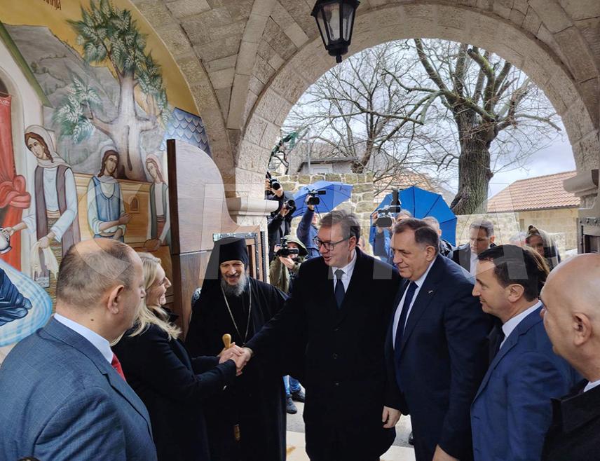 ТРЕБИЊЕ, 5. ЈАНУАРА /СРНА/ - Предсједник СНСД-а Милорад Додик истакао је да Духовни центар Светог Василија Острошког у Мркоњићима код Требиња није само грађевина, већ мјесто сабраности, вјере и памћења.