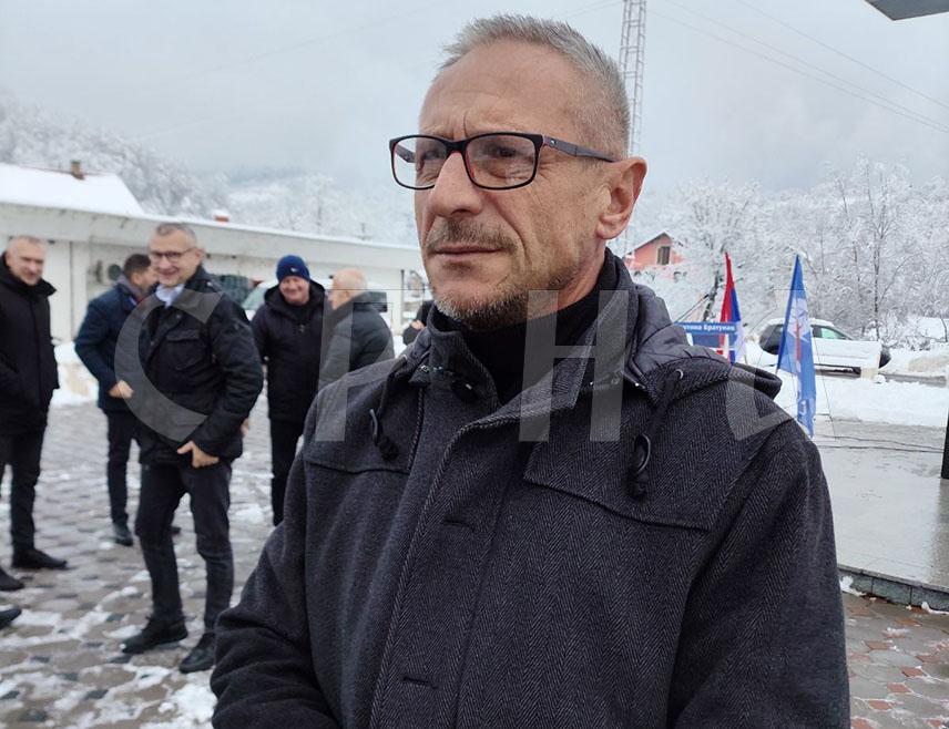 БРАТУНАЦ, 5. ЈАНУАРА /СРНА/ - Предсједник Борачке организације Републике Српске /БОРС/ Радан Остојић рекао је да је у Кравици на православни Божић 1993. године почињен монструозан злочин над Србима за који нико није одговарао, те да су Срби дужни да упозоравају на апсурдност БиХ и њеног правосудног система.