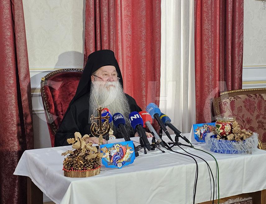 САРАЈЕВО, 5. ЈАНУАРА /СРНА/ - Славећи Божић молимо се Богу сви, прије свега, за мир Божији у нама самима, у нашим породицама, заједницама, а потом и за мир цијелог свијета, поручио је данас Његово високопреосвештенство митрополит дабробосански Хризостом.