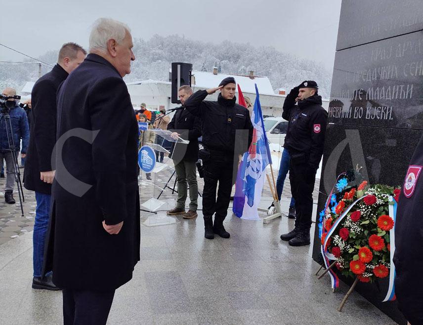 БРАТУНАЦ, 5. ЈАНУАРА /СРНА/ - Изасланик српског члана Предсједништва БиХ Бошко Томић рекао је данас у Кравици да су овдје на велики православни празник Божић 1993. године без милости убијани цивили, те позвао правосуђе у БиХ да почне да ради свој посао и процесуира починиоце злочина.