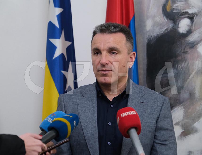 САРАЈЕВО, 5. ЈАНУАРА /СРНА/ – У производњи беспилотних летјелица у компанији "БНТ - Творницa машина и хидраулике" из Новог Травника утврђен је низ неправилности због чега су покренути управни и прекршајни поступци, изјавио је главни инспектор у Министарству спољне трговине и економских односа у Савјету министара Његош Пољаковић.