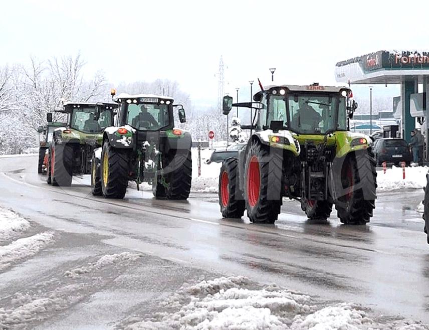 ПРЊАВОР, 5. ЈАНУАРА  /СРНА/ - Произвођачи млијека из Прњавора данас су тракторима прошли градским улицама да би указали на проблеме у мљекарском сектору и затражили заштиту домаће производње.