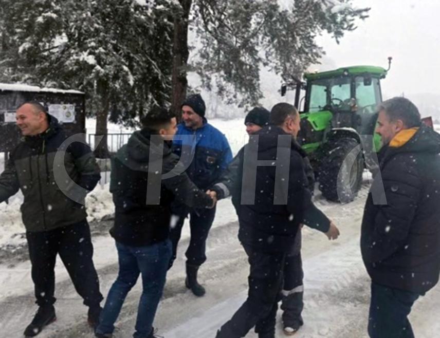 ДОБОЈ, 5. ЈАНУАРА /СРНА/ - Посланик СНСД-а у Народној скупштини Републике Српске Данијел Јошић организовао је данас чићшење путева у добојским приградским насељима и још једном показао да се заједништвом све може постићи.