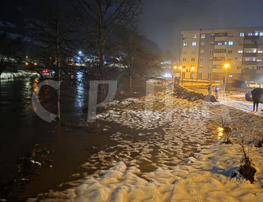 ФОЧА, 5. ЈАНУАРА /СРНА/ - Водостаји ријека Дрине и Ћехотине у Фочи расту и у току је насипање грудобрана у насељу Доње Поље, потврдио је Срни начелник општине Милан Вукадиновић, који је и шеф Кризног штаба.