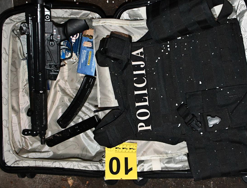 БЕОГРАД, 6. ЈАНУАРА /СРНА/ - У Београду је полиција заплијенила веће количине оружја, муниције и експлозивних средстава, међу којима и експлозивне направе са даљинским управљањем, разне аутоматске пушке, као и снајпер, те ухапсила једно лице.