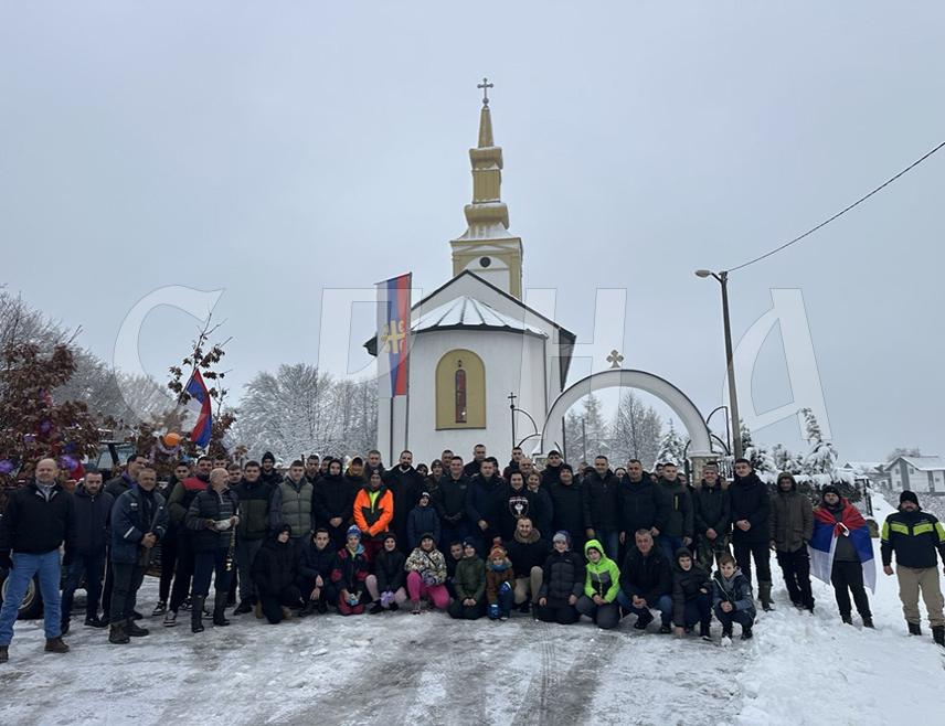 ДОБОЈ, 6. ЈАНУАРА /СРНА/ - Замјеник министра одбране у Савјету министара Александар Гогановић и народни посланик Данијел Јошић јутрос су у Мајевцу, код Добоја, заједно са мјештанима, учествовали у традиционалној сјечи Бадњака, честитајући мјештанима Бадњи дан и надолазећи Божић.