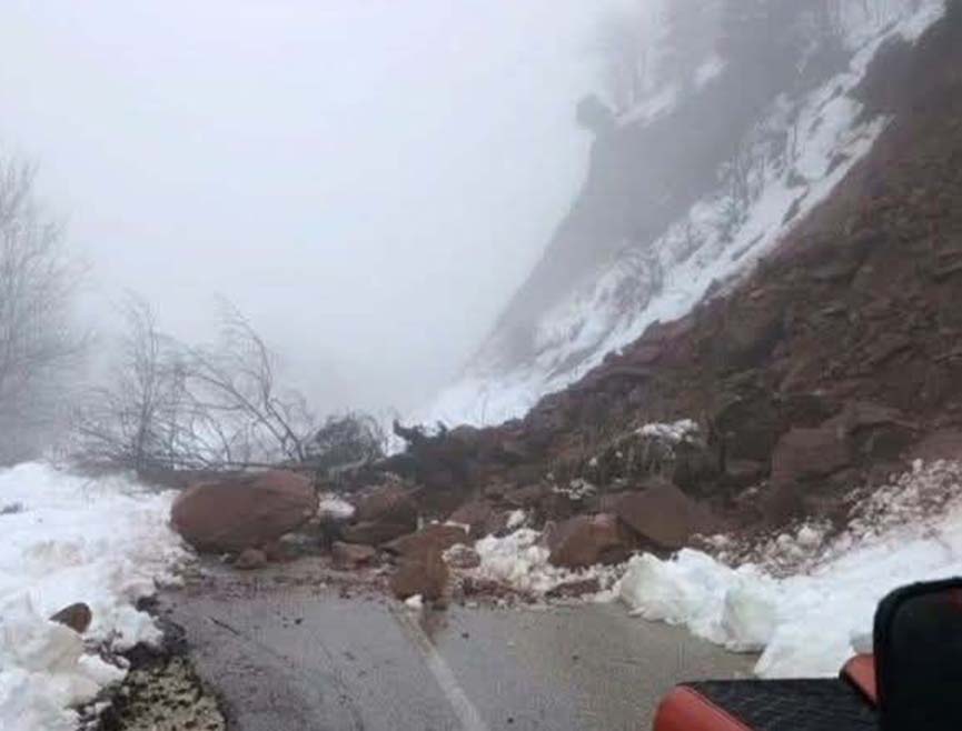 ИСТОЧНО САРАЈЕВО, 6. ЈАНУАРА /СРНА/ - Технички директор предузећа "Романијапутеви" Драган Булошчић изјавио је Срни да је механизација и екипа ове фирме упућена како би уклонили одрон у Врхпрачи који је проузроковао прекид саобраћаја на путном правцу Подграб-Јахорина.