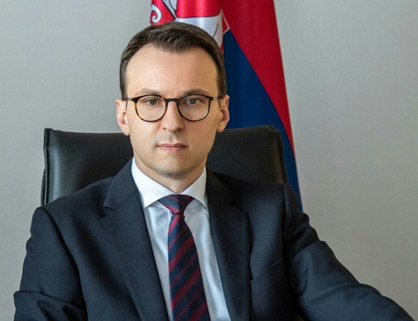 БЕОГРАД, 6. ЈАНУАРА /СРНА/ - Директор Канцеларије за Косово и Метохију Петар Петковић истакао је да српски народ у јужној српској покрајини и овај Божић дочекује уз стрепње и стални институционални и физички притисак, као и у атмосфери нетрпељивости која долази из Приштине.