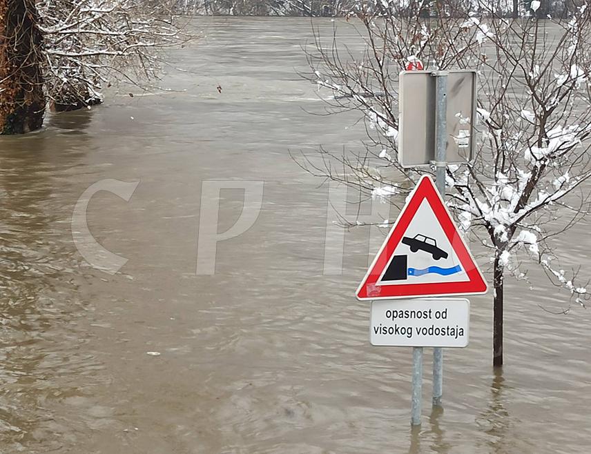 ZVORNIK, JANUARY 6 /SRNA/ – A state of emergency has been declared in the city of Zvornik today due to the rapid rise of the Drina River, whose current flow at the Mali Zvornik Hydroelectric Power Plant /HPP/ is approximately 2,350 cubic meters per second, and a significant increase in water levels is expected in the afternoon, potentially reaching 2,700 cubic meters per second.