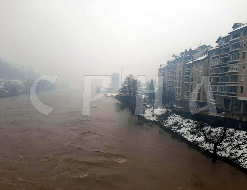 ФОЧА, 6. ЈАНУАРА /СРНА/ - Ванредна ситуација проглашена је и у Фочи због опасности од плављења Доњег Поља, до чега би могло доћи уколико Хидроелектрана /ХЕ/ "Мратиње" на ријеци Пиви хитно не угаси агрегате, саопштено је из Општинског штаба за ванредне ситуације.