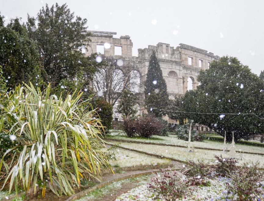 ЗАГРЕБ, 6. ЈАНУАРА /СРНА/ - Хладни талас захватио је Хрватску, у Пули је пао густ снијег послије више од 15 година, а извор ријеке Јадро, из којег се грађани на сплитском подручју снабдијевају водом за пиће, замућен је други дан заредом због обилних падавина.