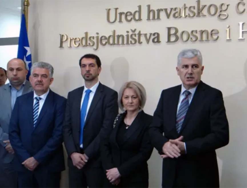 САРАЈЕВО, 6. ЈАНУАРА /СРНА/ - Предсједавајућа Савјета министара Борјана Кришто, те предсједавајући Представничког дома и замјеник предсједвајућег Дома народа Парламентарне скупштине БиХ Маринко Чавара и Драган Човић честитали су Божић свим вјерницима православне вјероисповијести.