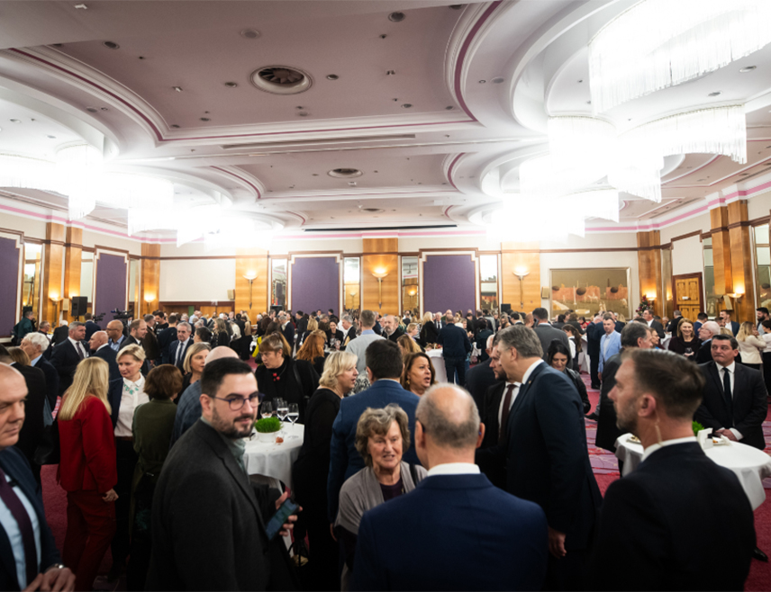 ЗАГРЕБ, 6. ЈАНУАРА /СРНА/ - Српско народно веће /СНВ/ организовало је у Загребу традиционални божићни пријем на којем је наглашено да је српска заједница у протеклом периоду пролазила кроз различите изазове и појаве на које друштво не смије пристати, те указано да је ово прилика за очување идентитета.