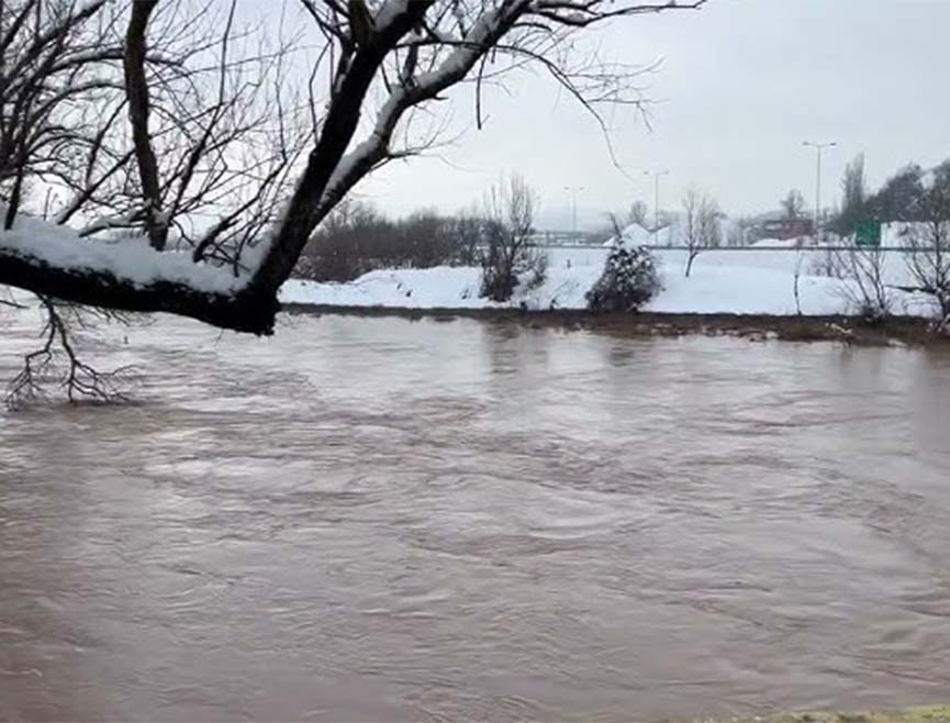 САРАЈЕВО, 6. ЈАНУАРА /СРНА/ - Ријека Босна излила се усљед топљења снијега и кише и поплавила дворишта привредних субјеката и пољопривредно земљиште у сарајевском насељу Рајловац.