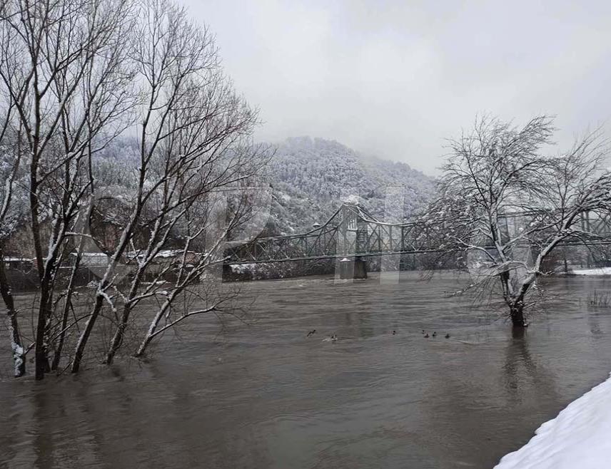 ЗВОРНИК, 6. ЈАНУАРА /СРНА/ - Ниво Дрине у Зворнику расте, најугорженија насеља су Терминал у Каракају и викенд насеља у Шепку, припремљене су вреће са пијеском, а спремна је и сва расположива механизација, саопштено је из Градске управе.