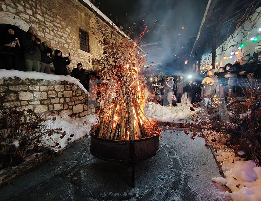 САРАЈЕВО, 6. ЈАНУАРА /СРНА/ - Његово високопреосвештенство митрополит дабробосански Хризостом служио је вечерње у Цркви Светих архангела Гаврила и Михаила на Башчаршији у Сарајеву, гдје је потом обављено налагање бадњака.