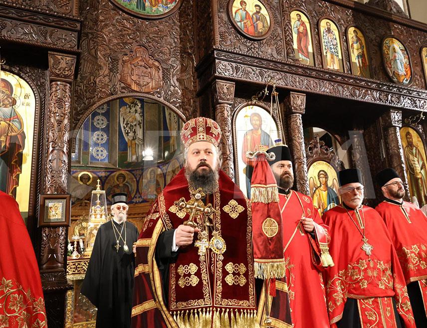 БАЊАЛУКА, 6. ЈАНУАРА /СРНА/ - Својим рођењем у витлејемској пећини Христос доноси мир и свјетлост и измирује човјека са Богом, рекао је послије вечерњег богослужења у Бањалуци епископ марчански Сава, викарни епископ митрополита Бањалучког.