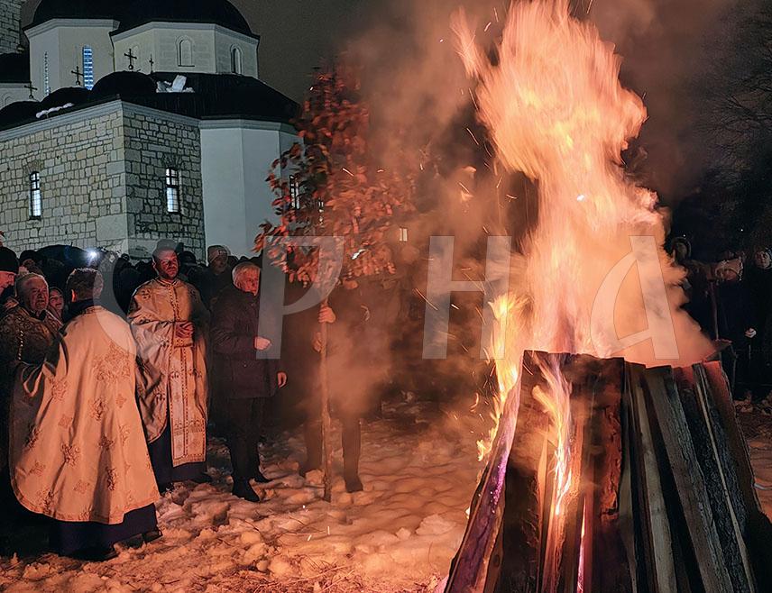 СОКОЛАЦ, 6. ЈАНУАРА /СРНА/ - На Романији су у портама три манастира и 12 храмова служена вечерња богослужењима са освештањем и налагањем бадњака, у присуству великог броја вјерника.