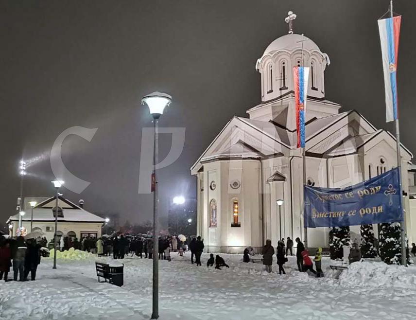 ДОБОЈ, 6. ЈАНУАРА /СРНА/ - Вечерње богослужење служено је вечерас у Цркви Рођења Пресвете Богородице у Добоју, а потом је у порти освештан бадњак и обављено његово налагање у присуству неколико стотина вјерника.