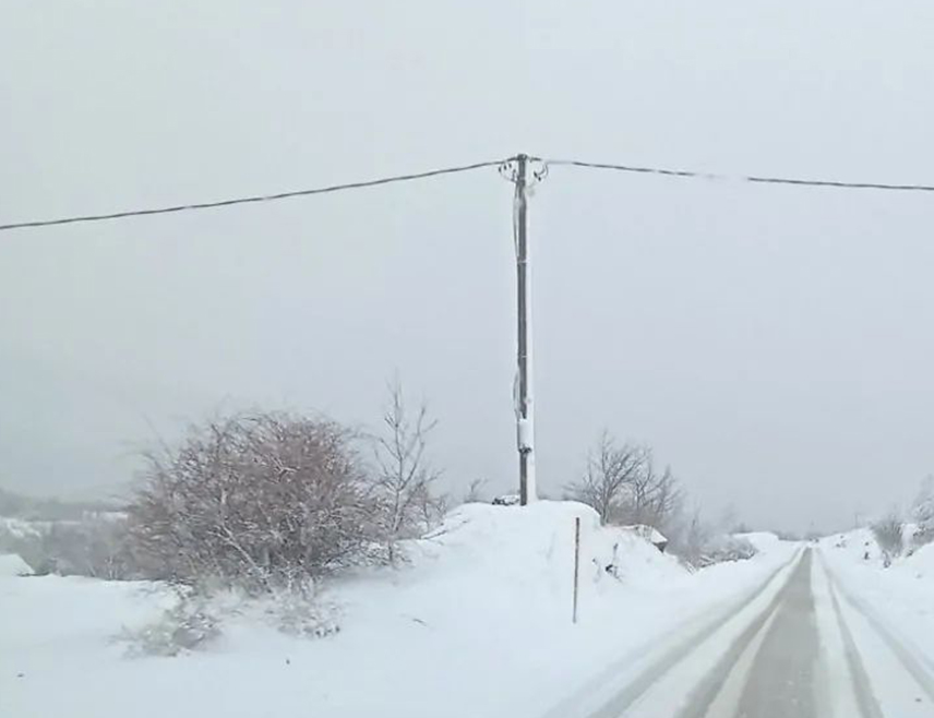 БАЊАЛУКА, 7. ЈАНУАРА /СРНА/ - Сњежне падавине које су захватиле већи дио Републике Српске и Федерације БиХ /ФБиХ/ отежавају одвијање саобраћаја, узрокујући застоје, забране за теретна возила и саобраћајне незгоде.