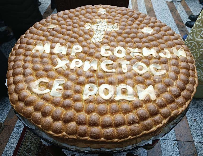 МРКОЊИЋ ГРАД, 7. ЈАНУАРА /СРНА/ - У Храму Рођења Пресвете Богородице у Мркоњић Граду јутрос је служена божићна литургија којој је присуствовао велики број вјерника, а и ове године уприличено је ломљење и подјела чеснице.