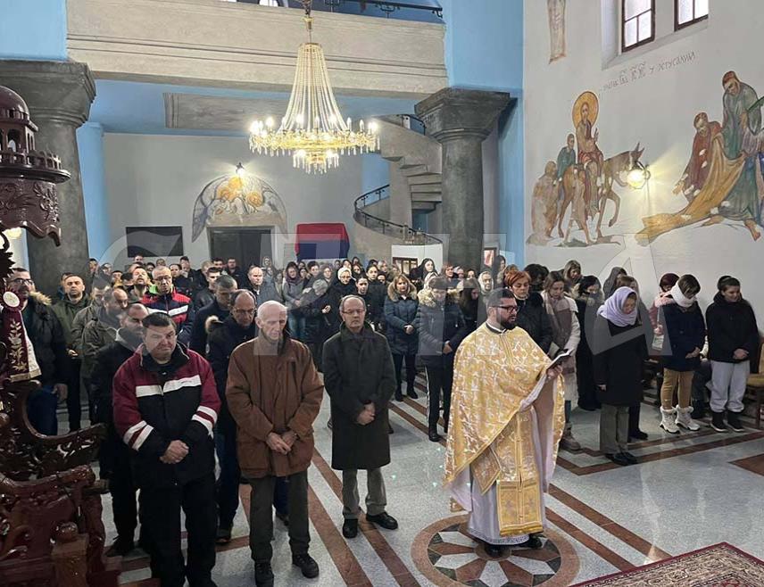 ДРВАР, 7. ЈАНУАРА /СРНА/ - У Храму Светог Саве у Дрвару јутрос је служена божићна литургија поводом најрадоснијег хришћанског празника Божића.