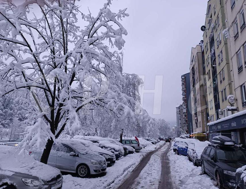 ЗВОРНИК, 8. ЈАНУАРА /СРНА/ - Сви магистрални и регионални путеви на подручју регије Бирач су проходни, али су критичне дионице на планинским превојима Хан Поглед изнад Власенице, Црни врх код Зворника и Бијела земља код Шековића, саопштено је данас из предузећа "Зворникпутеви".