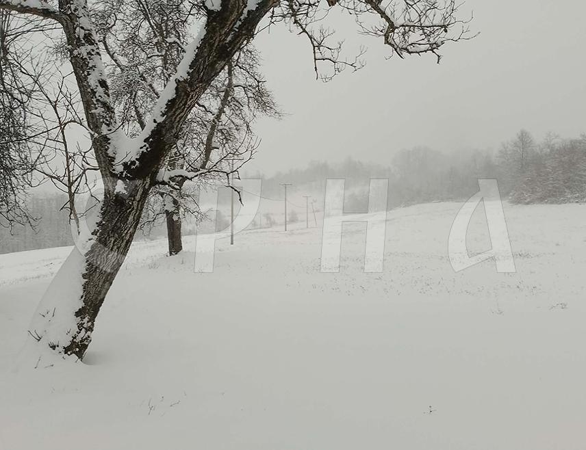 НОВИ ГРАД, 8. ЈАНУАРА /СРНА/ - Без напајања електричном енергијом су четири трафостанице на подручју Новог Града због обилног снијега, али ће ускоро бити санирани и ови кварови, изјавио је Срни руководилац Теренске јединице "Електрокрајине" Зоран Плавшић.