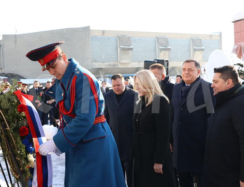 БАЊАЛУКА, 8. ЈАНУАРА /СРНА/ - Српски члан Предсједништва БиХ Жељка Цвијановић поручила је данас у Бањалуци да је Републику Српску увијек чувала љубав њеног народа, али и снага њених институција, те да Српску чека свјетлија будућност.