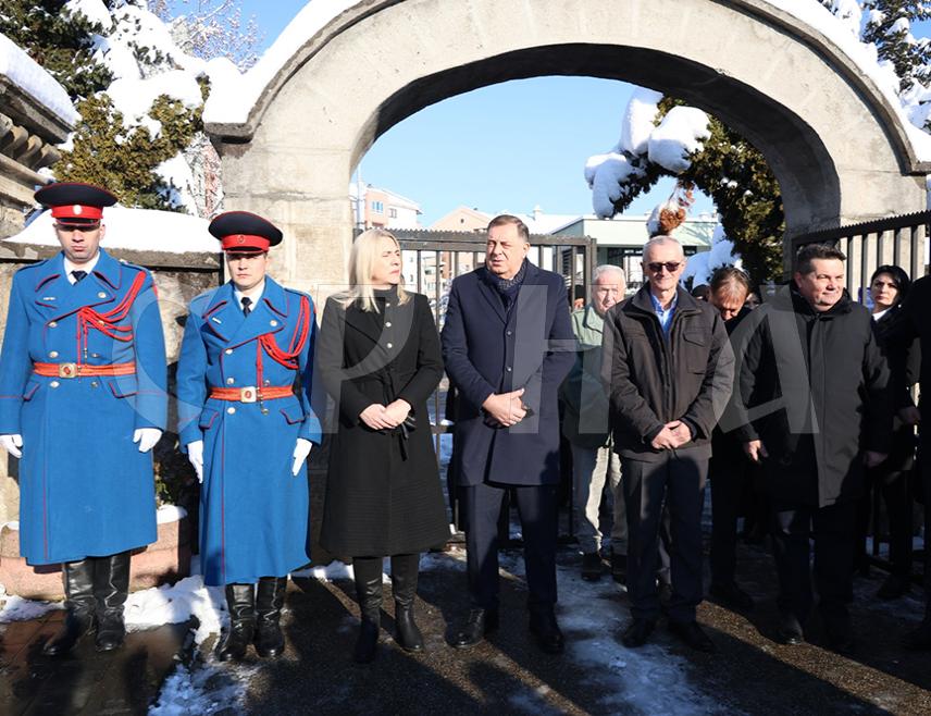 БАЊАЛУКА, 8. ЈАНУАРА /СРНА/ - Српски члан Предсједништва БиХ Жељка Цвијановић истакла је да се Срби другог дана Божића сјећају оних који су својим животима бранили и одбранили огњиште јер без њих не би било ни Републике Српске, нити Срба на овим просторима.