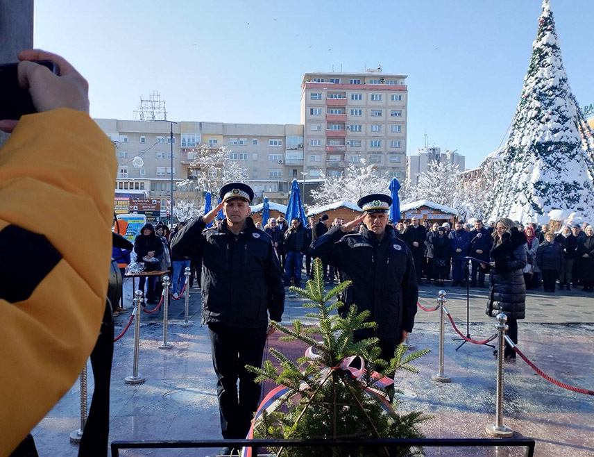 БИЈЕЉИНА, 8. ЈАНУАРА СРНА/ - У Бијељини је данас, поводом Дана Републике - 9. јануара, одата почаст херојима одбране Републике Српске и уручене захвалнице за 25 успјешних привредника који настављају да јачају земљу за коју су припадници Војске Републике Српске положили животе.