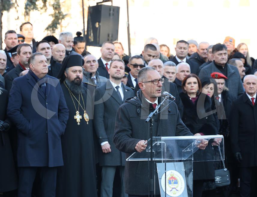 БАЊАЛУКА, 8. ЈАНУАРА /СРНА/ - Предсједник Борачке организације Републике Српске Радан Остојић рекао је да Спомен-обиљежје погинулим борцима ВРС у Бањалуци свједочи херојском чину српског војника кроз историју, посебно у Одбрамбено-отаџбинском рату и симоблише жртву и страдање.