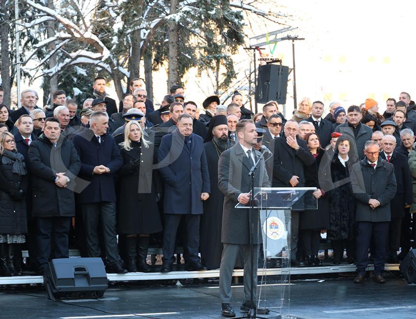 БАЊАЛУКА, 8. ЈАНУАРА /СРНА/ - Градоначелник Драшко Станивуковић поручио је данас у Бањалуци, гдје је откривено и освештано Централно спомен–обиљежје погинулим борцима у Одбрамбено-отаџбинском рату, да је потребна апсолутна слога о најважнијим националним темaма.