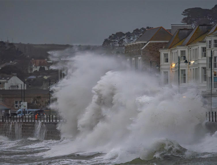 ЛОНДОН, 8. ЈАНУАРА /СРНА/ - Олуја "Горети", описана као "опасна по живот", стигла је вечерас до британског копна и донијела вјетар брзине 160 километара на час на југозападу Енглеске, преноси "Телеграф".