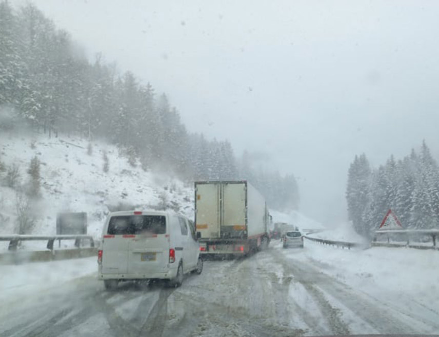 БАЊАЛУКА, 9. ЈАНУАРА /СРНА/ - На дионици магистралног пута Трново-Фоча преко превоја Рогој обустављен је саобраћај за теретна моторна возила, саопштио је Ауто-мото савез /АМС/ Републике Српске.