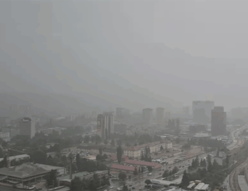 САРАЈЕВО, 9. ЈАНУАРА /СРНА/ - У 13 градова у Рапублици Српској и Федерацији БиХ ваздух је јутрос нездрав, а најзагађенији су Сарајево и Бањалука, па се грађанима препоручује да избјегавају боравак напољу, јер би могли имати негативне посљедице по респираторне органе, објављено је на интернет страници "Зрак.екоакција".