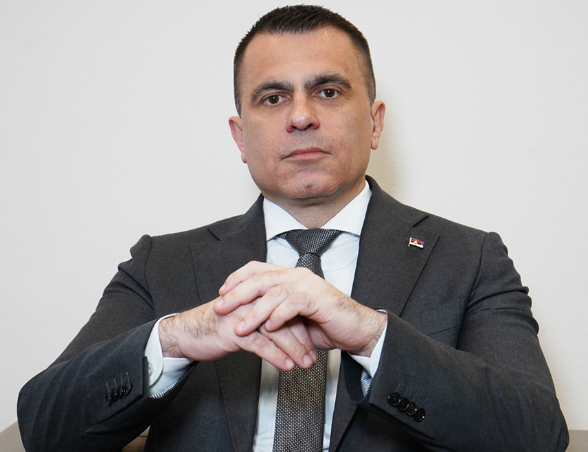 БЕОГРАД, 10. ЈАНУАРА /СРНА/ - Министар без портфеља у Влади Србије задужен за односе са дијаспором Ђорђе Милићевић изјавио је Срни да је за Србију и Републику Српску, као и Србе у цјелини, важно да буду јединствени у заштити историјских чињеница и истине која их дефинише као народ.