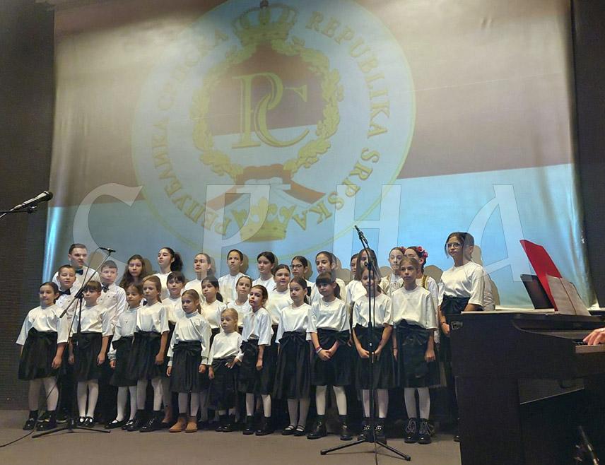 БРАТУНАЦ, 9. ЈАНУАРА /СРНА/ - Република Српска је симбол опстанка Срба са лијеве стране Дрине и гаранција слободе коју данас уживају након борбе за њену одбрану, поручено је данас из Братунца са обиљежавања 9. јануара - Дана Републике.