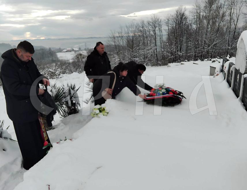 НОВИ ГРАД, 9. ЈАНУАРА /СРНА/ - На мјесном гробљу Липа у Сводни код Новог Града и овог 9. јануара, на Дан Републике, служен је парастос тројици браће Марчета која су страдала у Одбрамбено-отаџбинском рату.