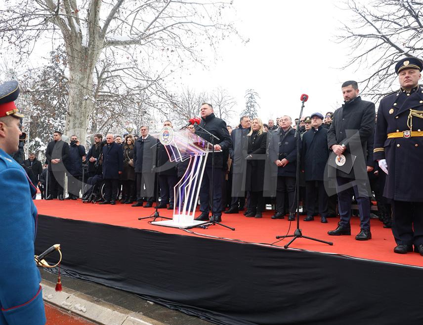 БАЊАУЛУКА, 9. ЈАНУАРА /СРНА/ - Министар унутрашњих послова Републике Српске Жељко Будимир поручио је данас у Бањалуци да Република Српска напредује кроз свој народ, своје студенте и ђаке, да поносно иде даље, градећи ауто-путеве, школе и болнице.